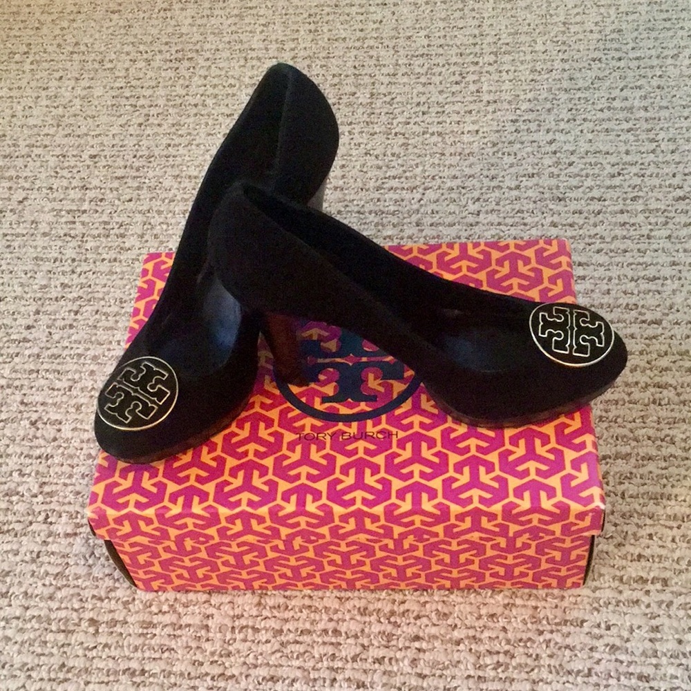 Never worn, Tory Burch black Betty Suede Pumps